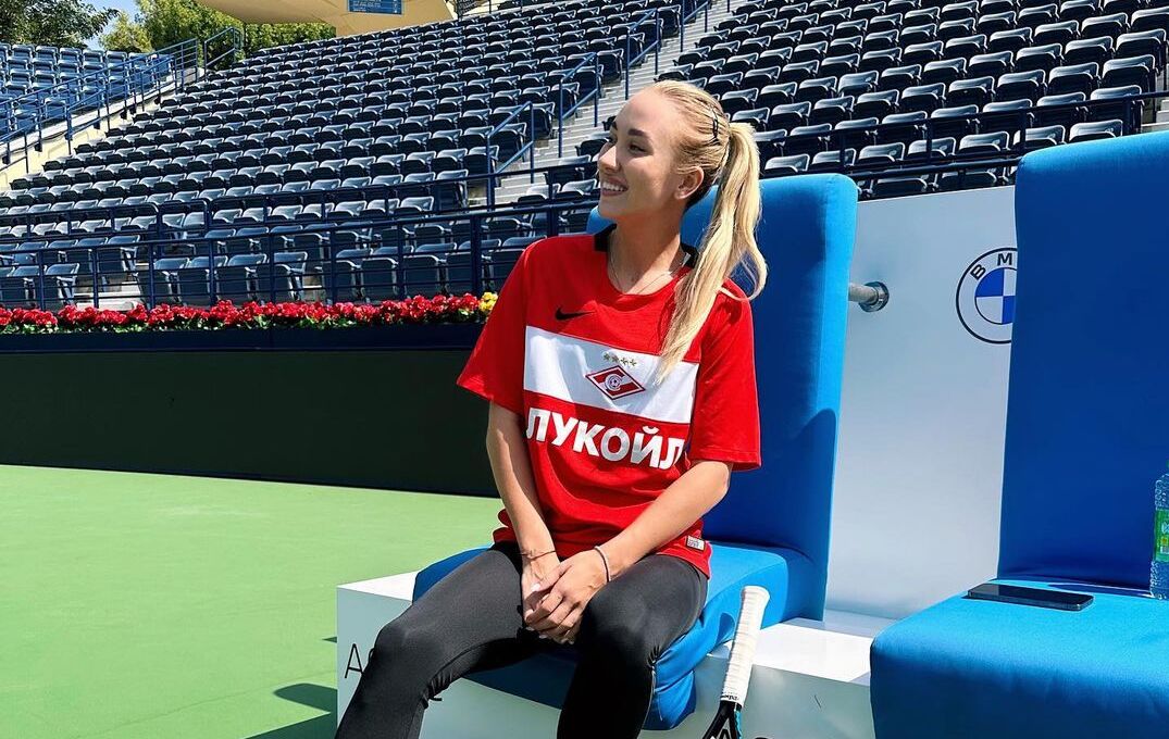 Российская теннисистка Потапова надела форму «Спартака» в США и попала под шквал критики. Что случилось?