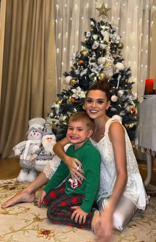 Аделина Сотникова с сыном Адрианом