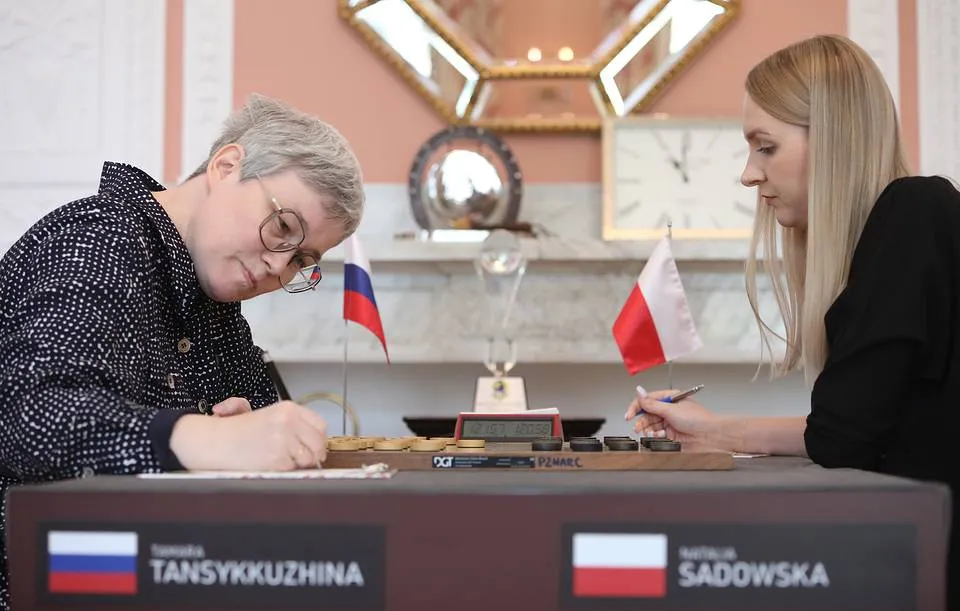 Тансыккужина стала чемпионкой мира по шашкам после скандала с российским флагом