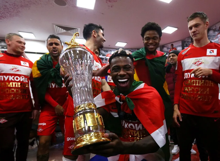 Квинси Промес с чемпионским кубком