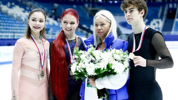 Софья Самоделкина, Александра Трусова, тренер Светлана Соколовская и Марк Кондратюк в Сочи. 30 октября 2022 года. Фото Дарья Исаева, «СЭ»