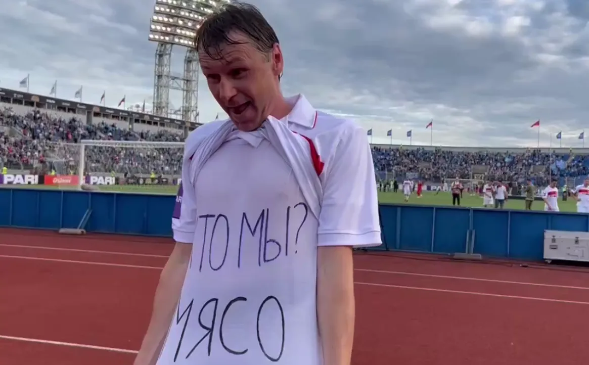 Егор Титов в майке «Кто мы? Мясо». Фото: «СЭ»