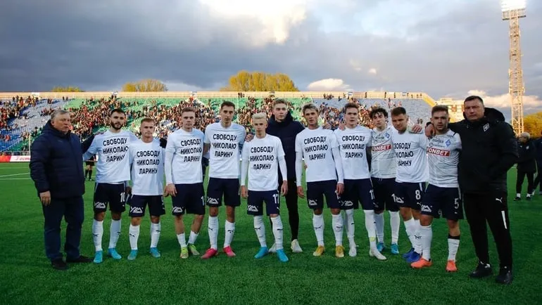 Воспитанники Чертаново в футболках в поддержку Ларина на матче «Крылья» – «Локомотив»