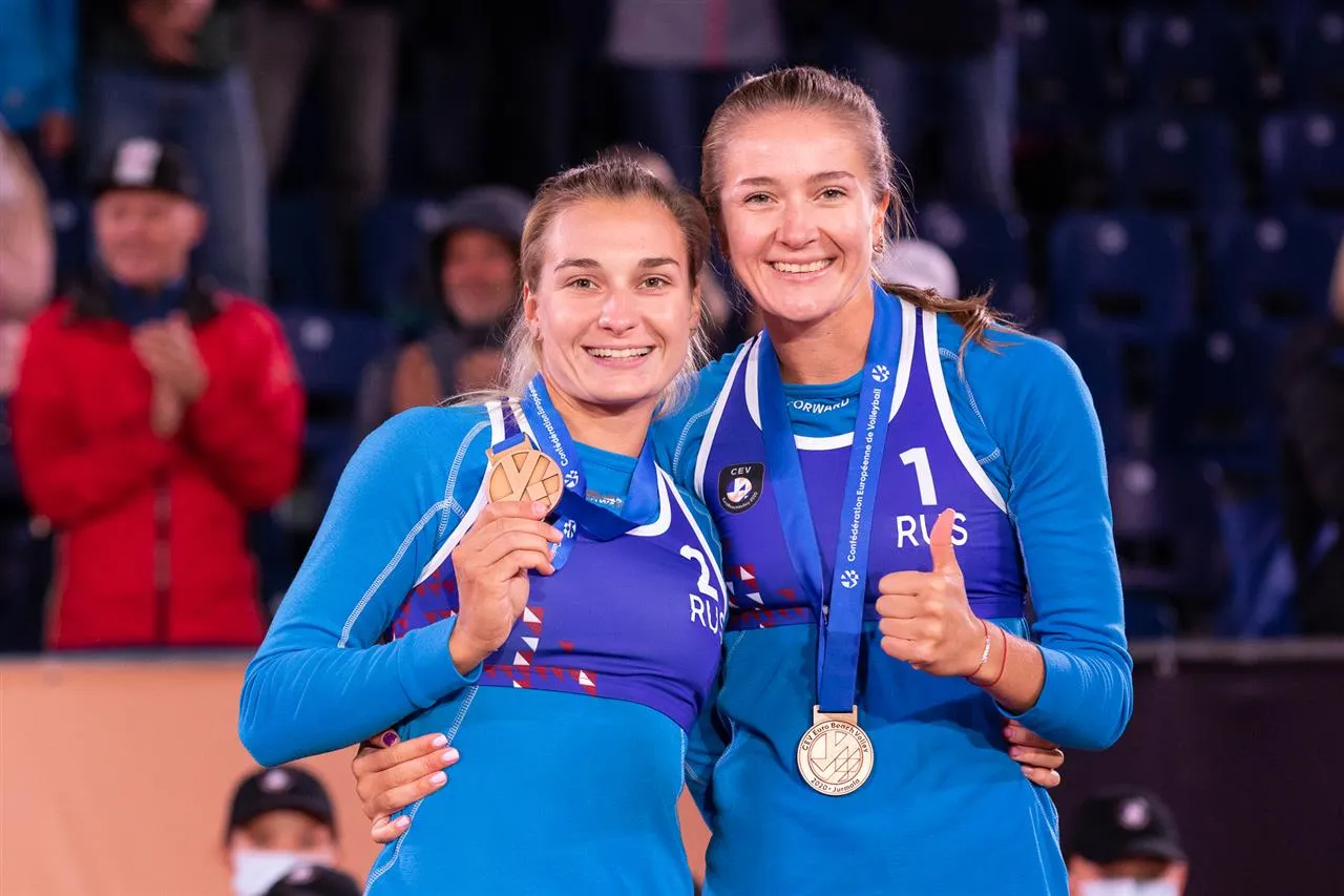 Пляжницы Светлана Холомина и Надежда Макрогузова
