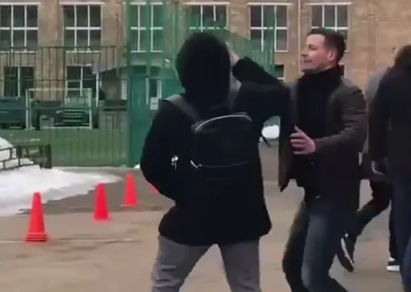 Сотрудник ЦСКА пытается помешать журналисту. Фото – «СЭ»