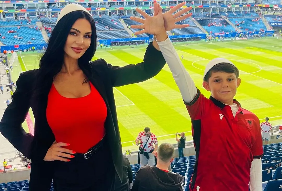 Эрьона Сулеймани с сыном