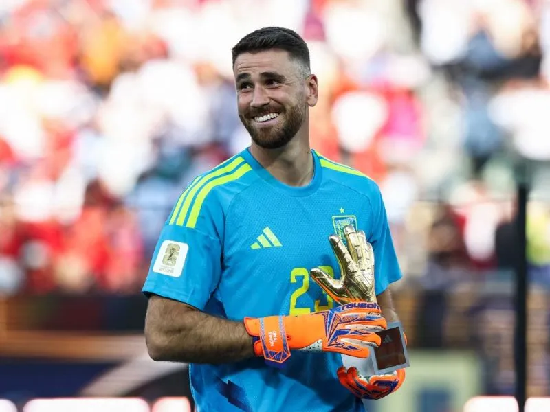 Унаи Симон с «золотой перчаткой» лучшему вратарю ЧМ-2026 / Фото: RFEF