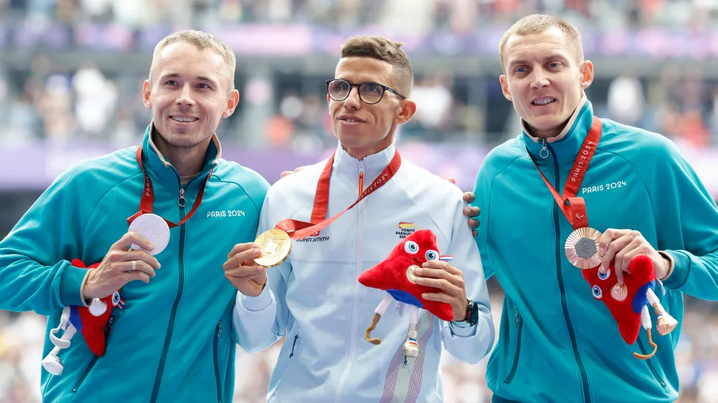 Победители финального забега в беге на 5000 м среди мужчин на Паралимпиаде-2024 в категории T13 (атлеты с нарушениями зрения), слева направо: Александр Костин (Россия, серебро), Яссин Ухдади Эль Атаби (Испания, золото) и Антон Кулятин (Россия, бронза)