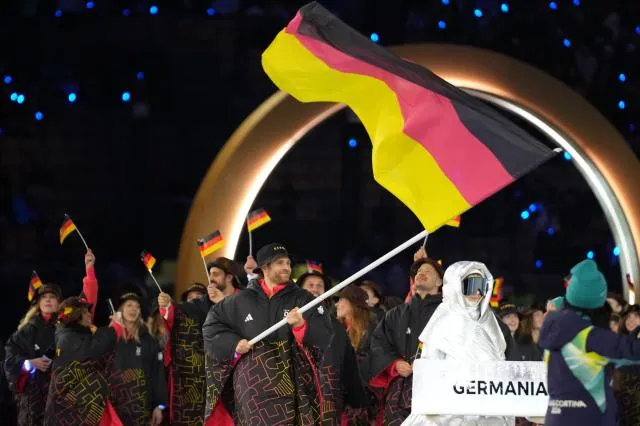 Леон Драйзайтль с флагом Германии на церемонии открытия Олимпиады-2026