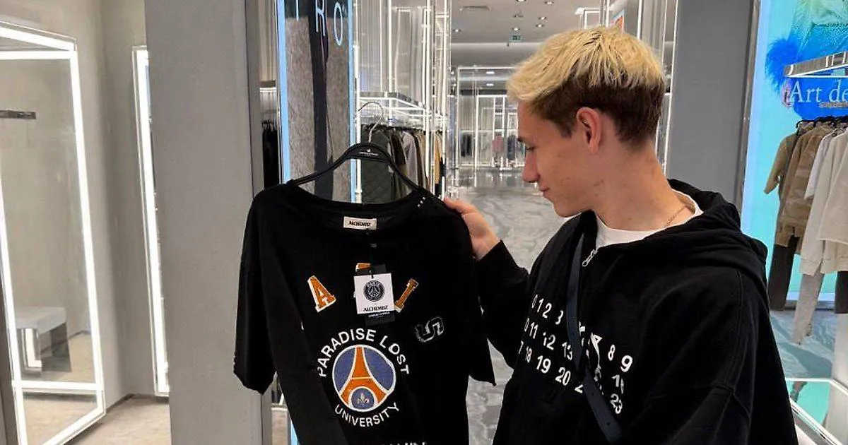Алексей Батраков с футболкой «ПСЖ»
