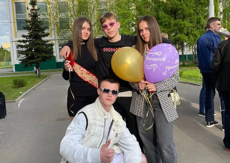Наталья Алёшина с одноклассниками