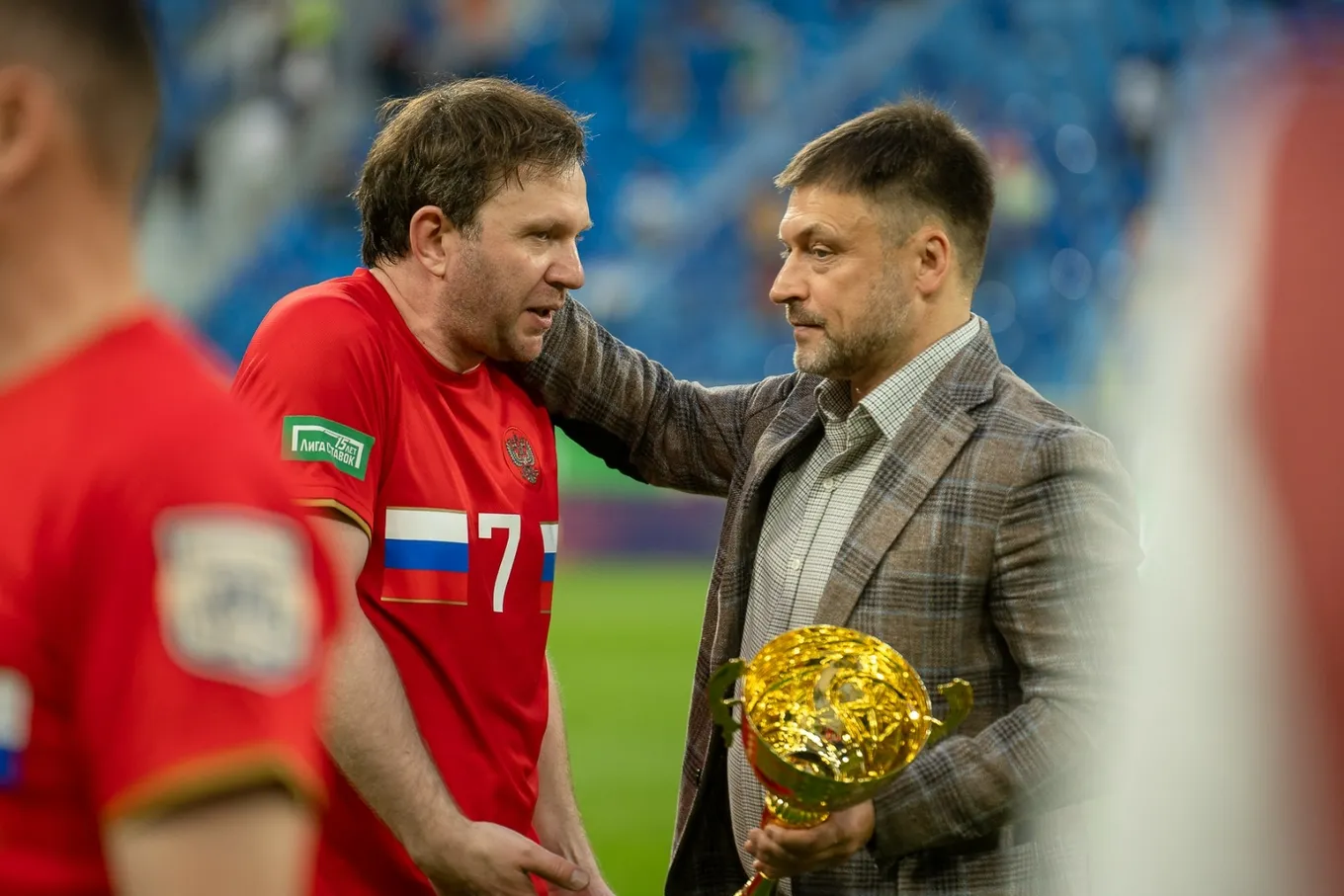 Иван Саенко и Игорь Корнеева (справа) на матче легенд. Фото: Юлия Прохорова / РФС