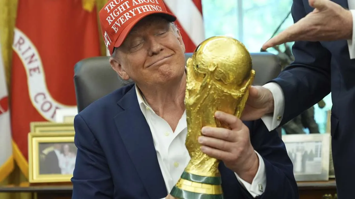 Президент США Дональд Трамп с Кубком мира / Фото: соцсети