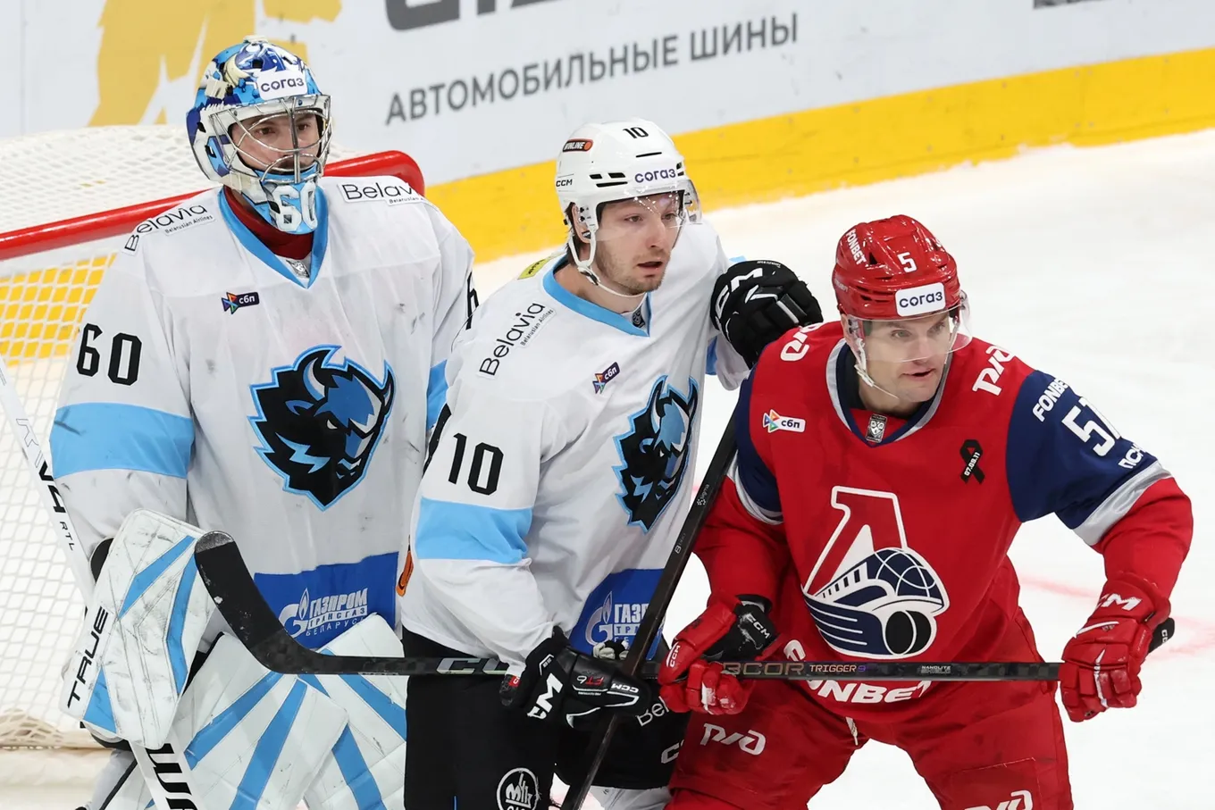Защитник «Локомотива» Алексей Береглазов (#5) ведет борьбу на пятаке у ворот минского «Динамо».