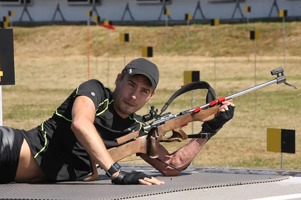 Антон Шипулин на летних тренировках на огневом рубеже. Источник: biathlonrus.com