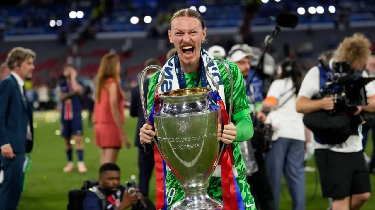 Матвей Сафонов с кубком Лиги чемпионов