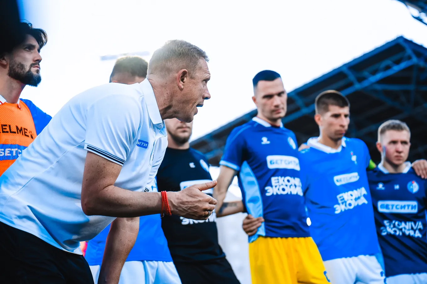 Олег Василенко и футболисты «Факела»