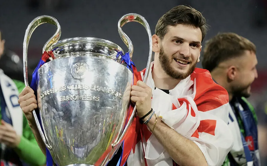 Хвича Кварацхелия с кубком Лиги чемпионов