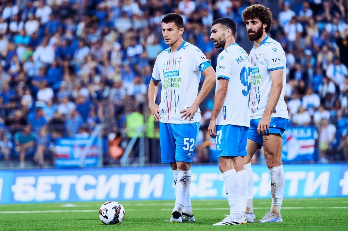 Футболисты «Факела»