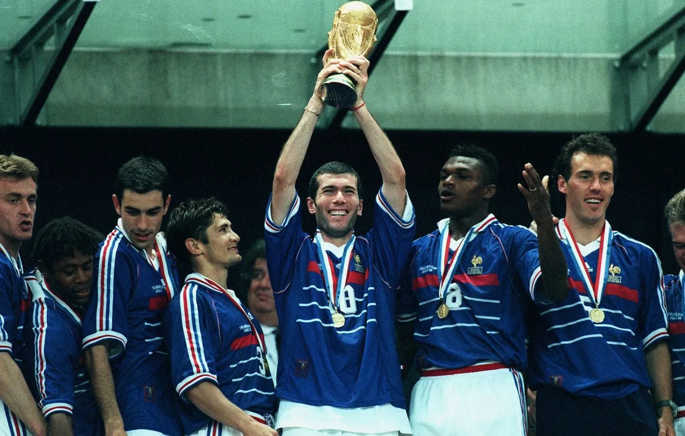 Зинедин Зидан с Кубком мира 1998 года / Фото: FFF