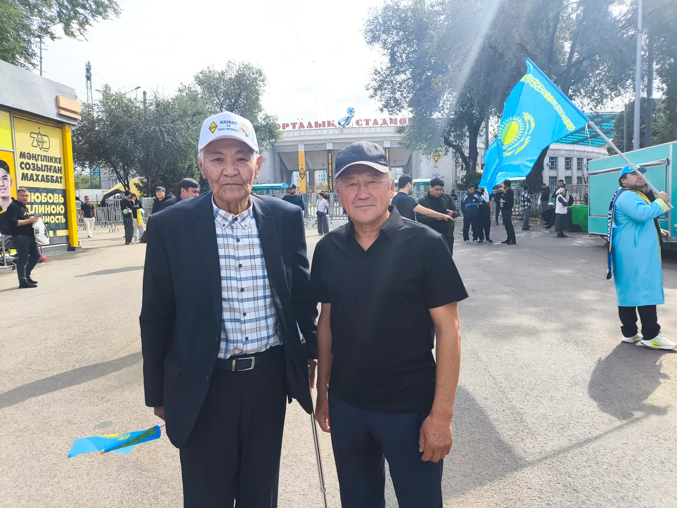 Тот самый поклонник «Кайрата» (слева). Фото автора