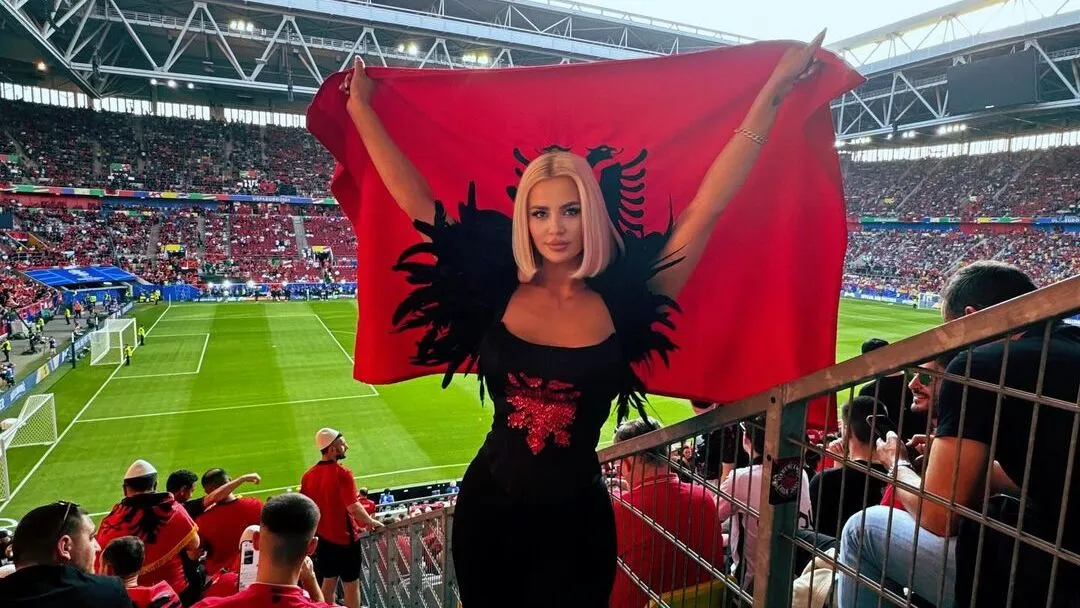 Болельщица Албании