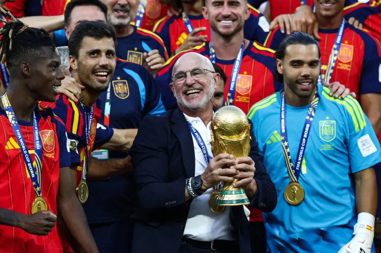 Луис де ла Фуэнте с Кубком мира / Фото: RFEF