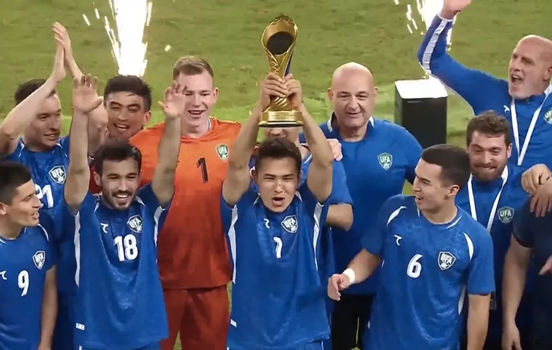 Сборная Узбекистана с трофеем Al Ain International Cup-2025