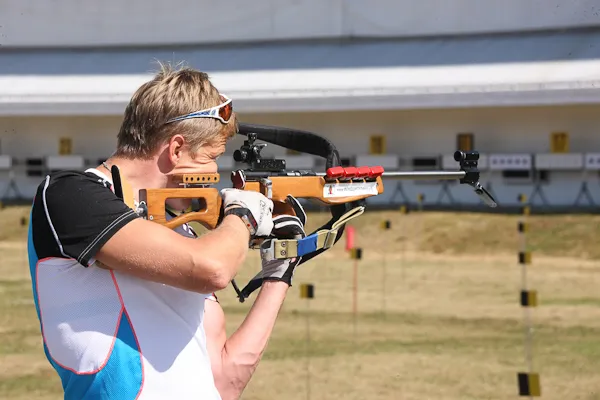 Антон Шипулин в стрелковой стойке на тренировке. Источник: biathlonrus.com