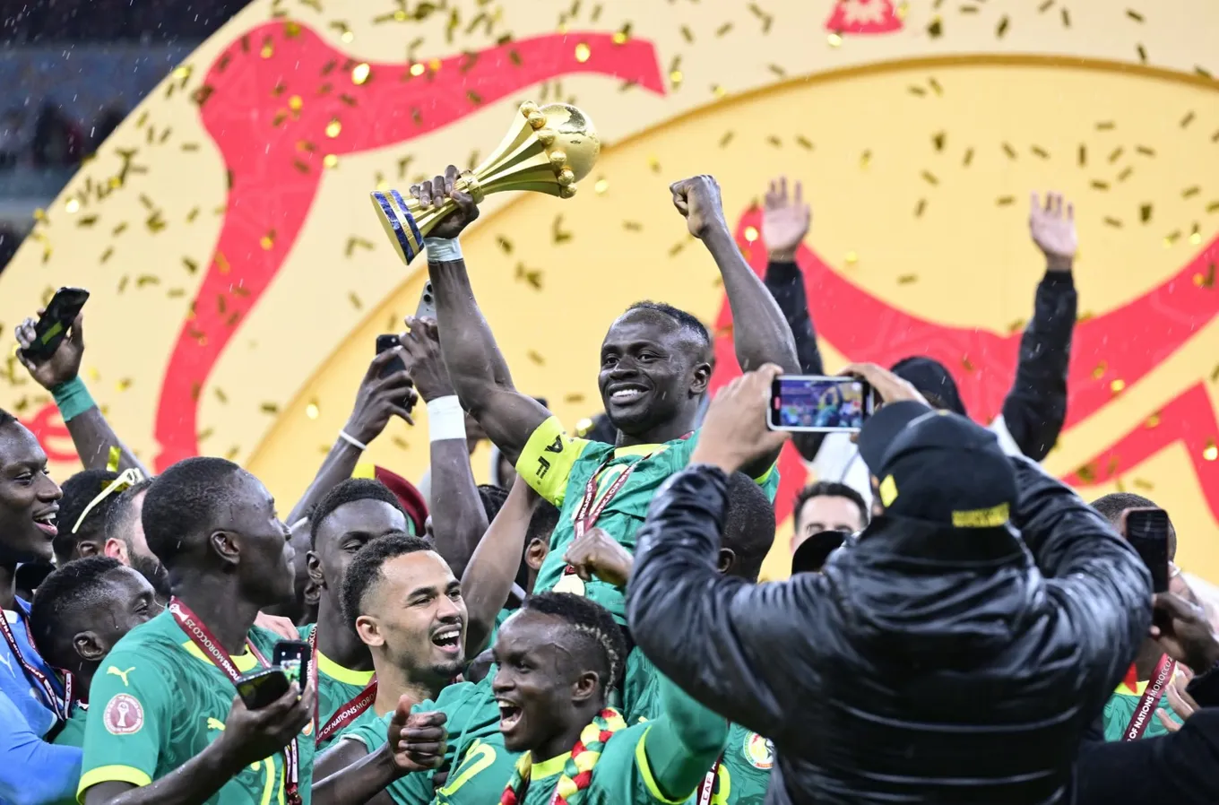 Садио Мане и другие игроки сборной Сенегала празднуют победу / Фото: CAF