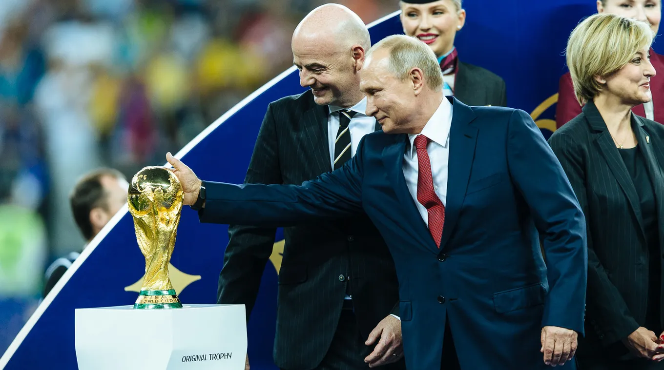 Владимир Путин и Джанни Инфантино с Кубком мира