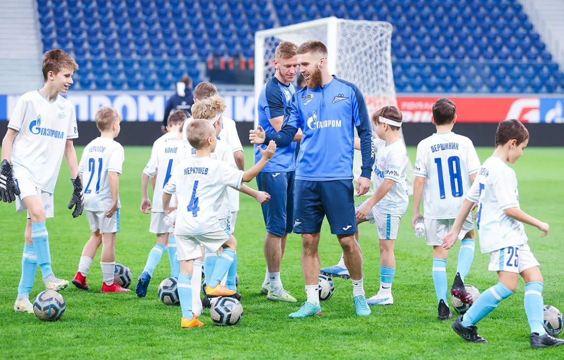 Воспитанники детских школ «Зенит-Чемпионика» потренировались с командой на «Газпром Арене»