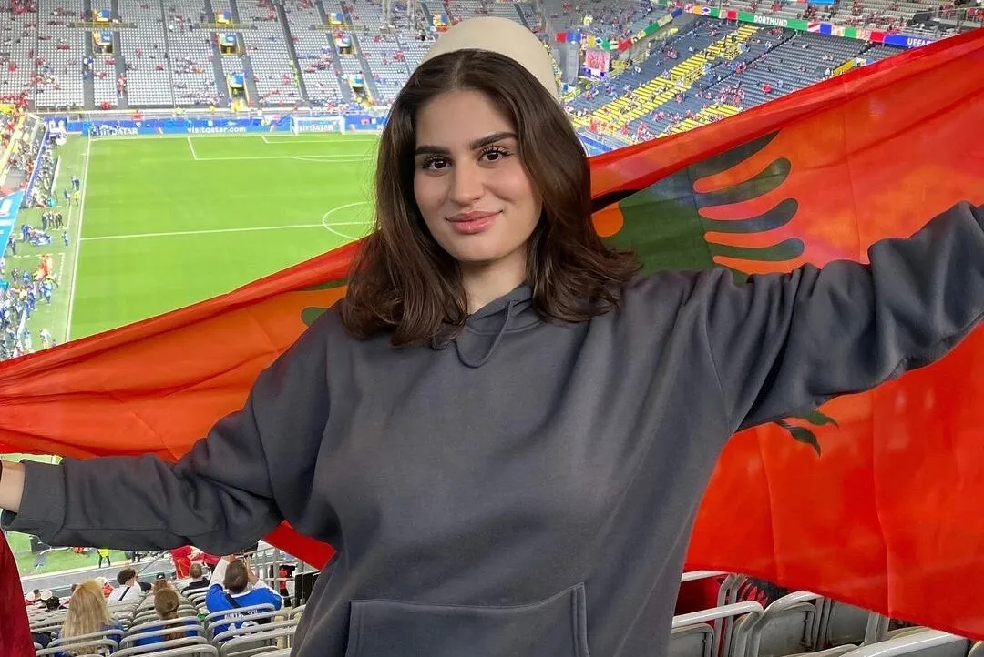 Болельщица из Албании