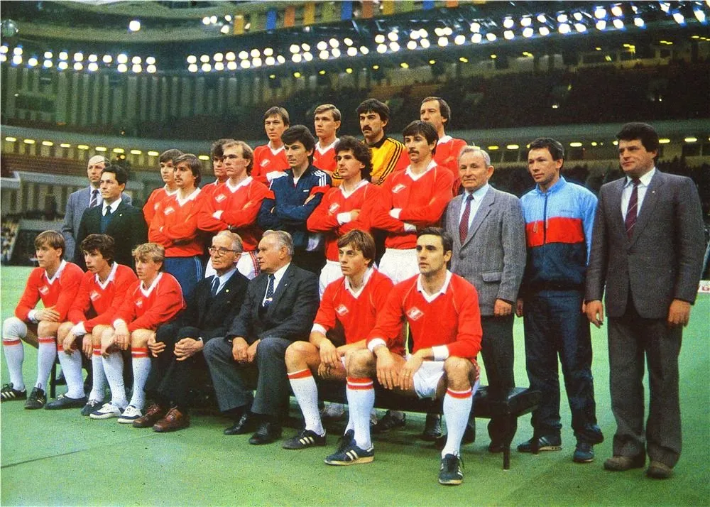 «Спартак» – чемпион юбилейного 50-го розыгрыша СССР по футболу (1987 год). Мостовой – второй слева в нижнем ряду сидит неподалеку от Н.П. Старостина и К.И. Бескова.