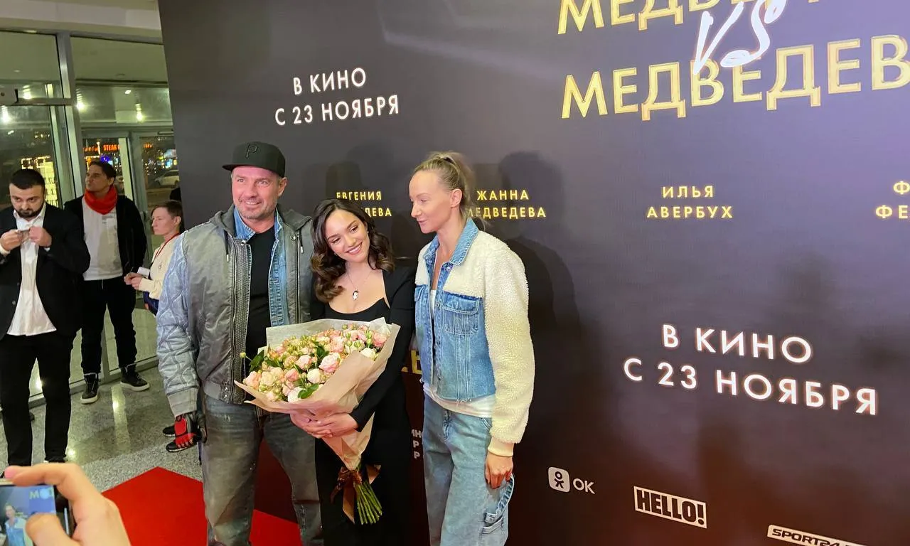 Роман Костомаров, Женя Медведева и Оксана Домнина
