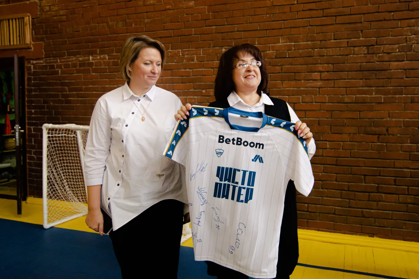 «Доступный спорт с детства» от BetBoom и МФК «Чисто Питер» подарили возможность ученикам школы Соснового Бора обыграть настоящих спортсменов в футбол