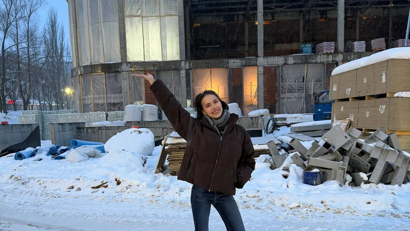 Алина Загитова на строительстве центра фигурного катания зимой 2026 года. Фото: соцсети Загитовой