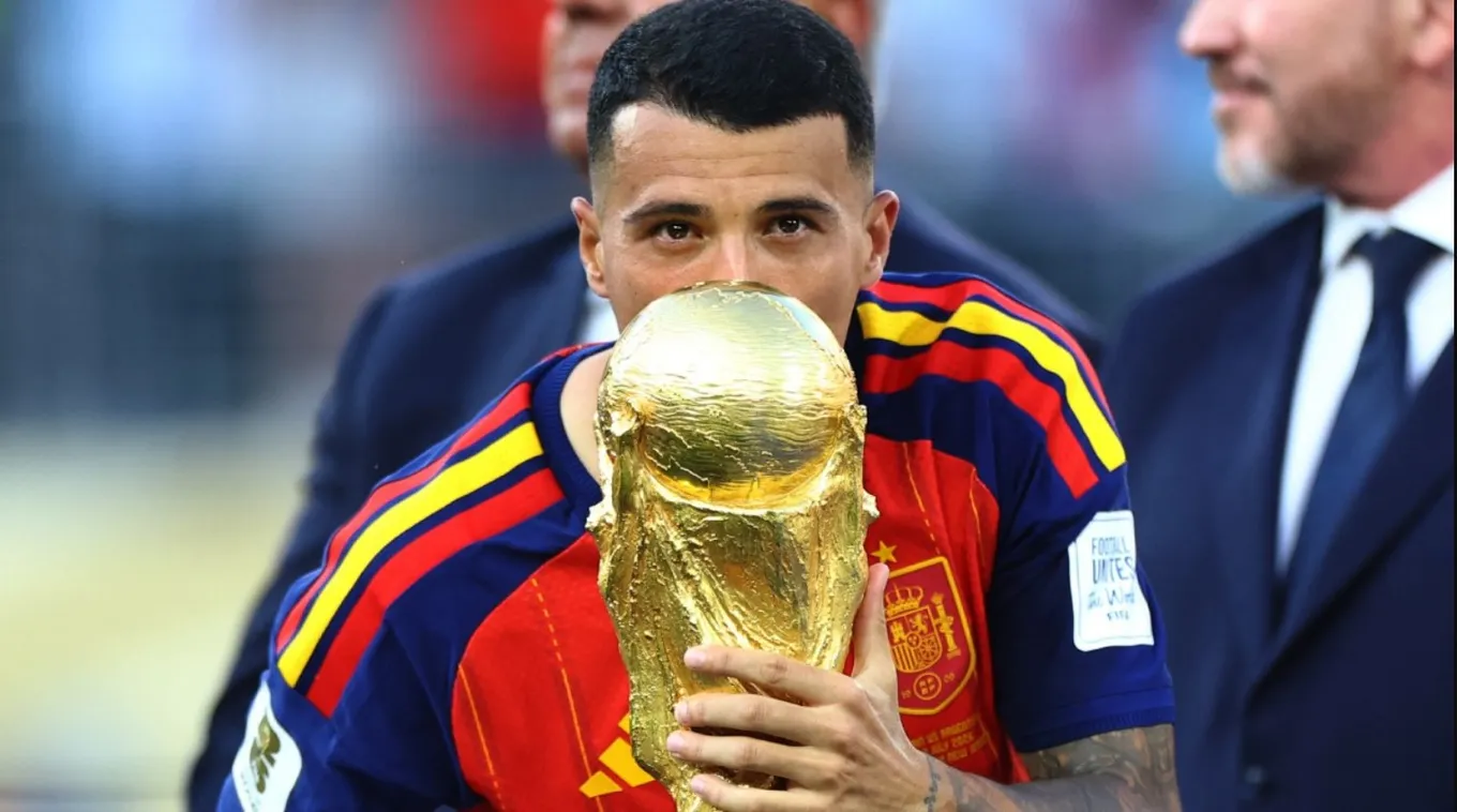 Педро Порро с Кубком мира / Фото: RFEF
