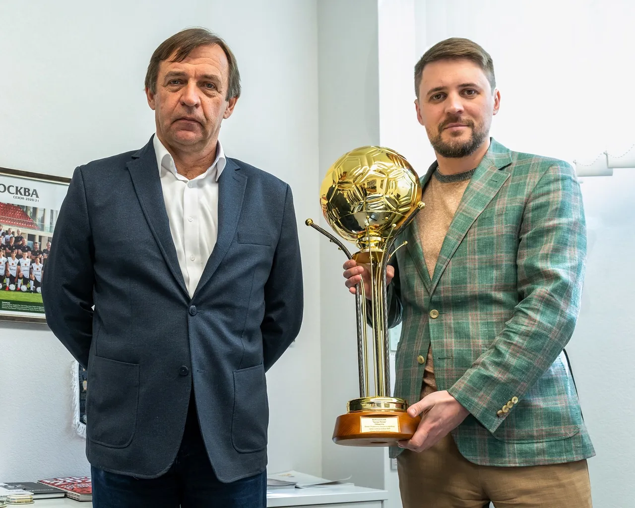 Бородюк и Маслов с трофеем за победу в ФНЛ сезона 2021/22