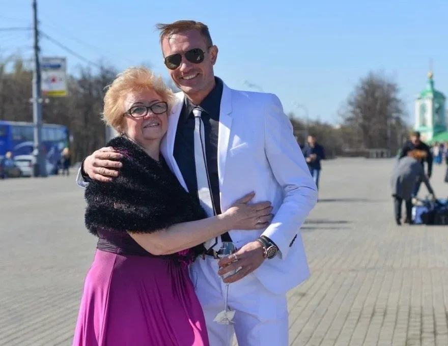 Роман Костомаров с мамой
