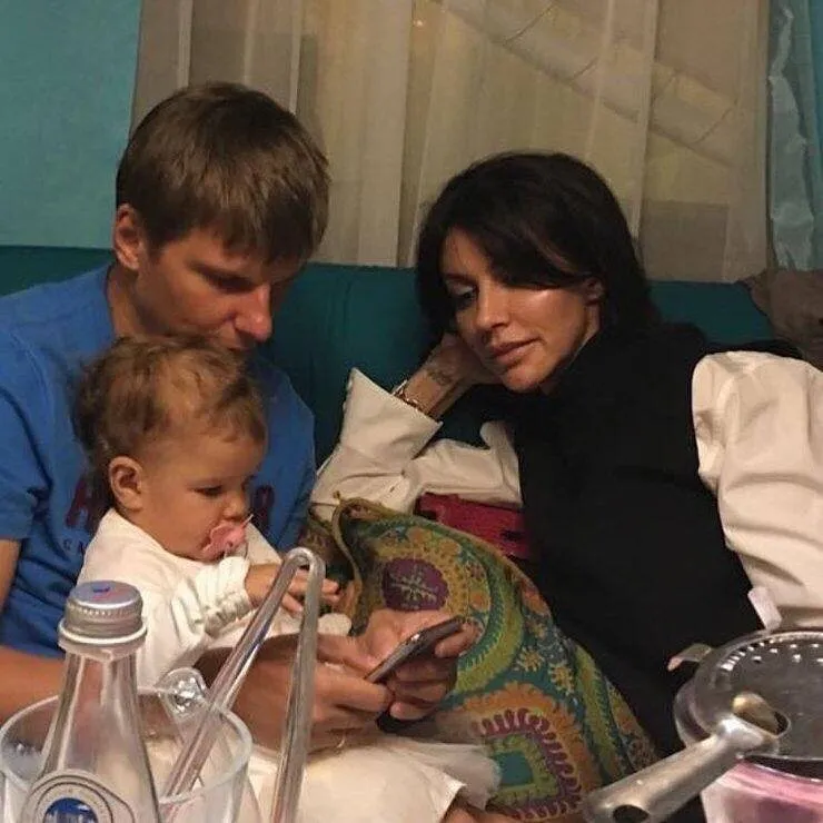 Андрей Аршавин с Алисой Казьминой и дочкой Есенией