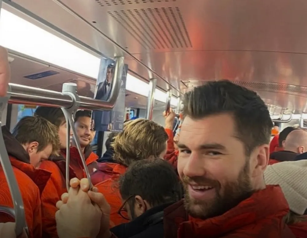 Сборная Канады по хоккею в метро Милана