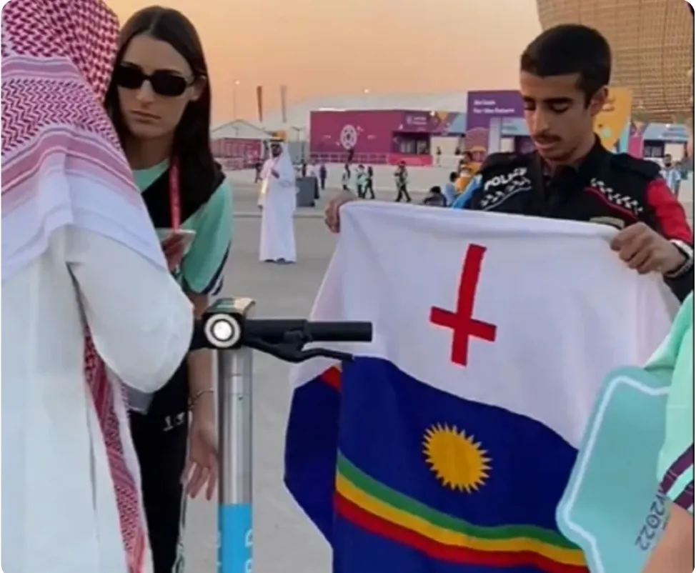 Флаг бразильского штата Пернамбуку в руках катарского полицейского
