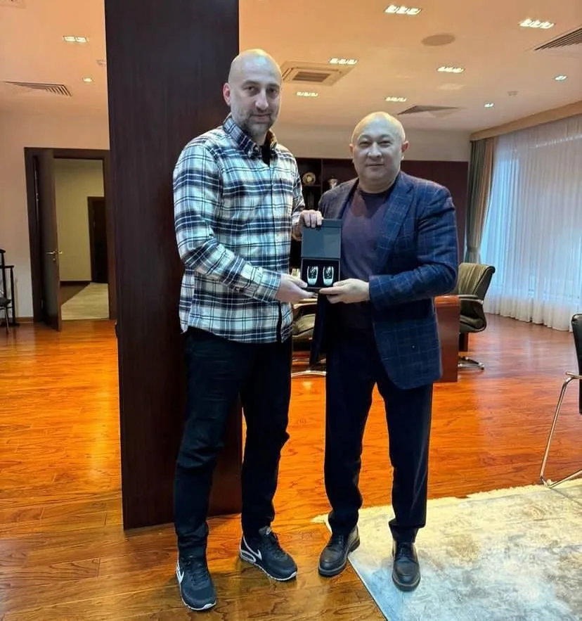 Адиев получает ключи от машины