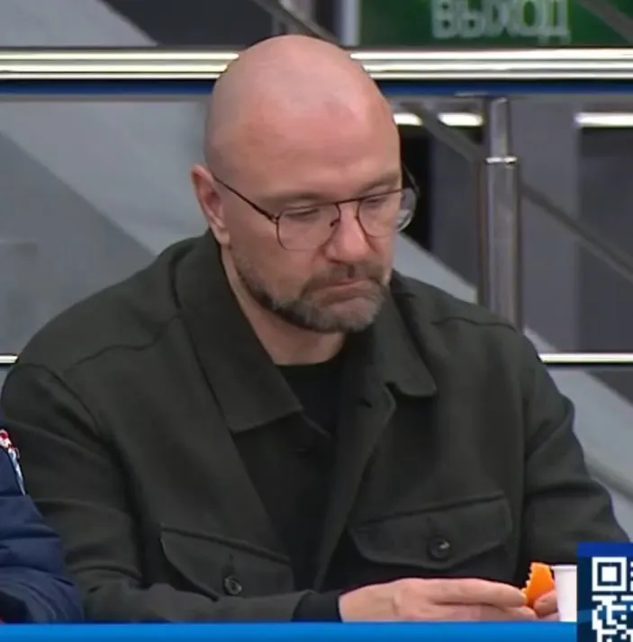 Антон Сихарулидзе с мандарином
