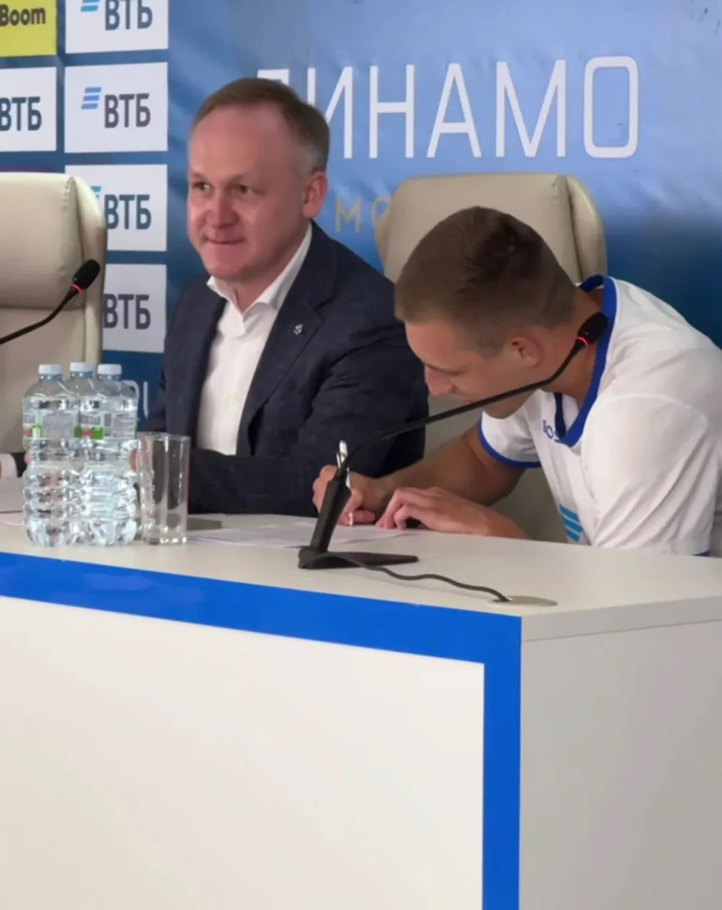 Ярослав Гладышев подписывает контракт