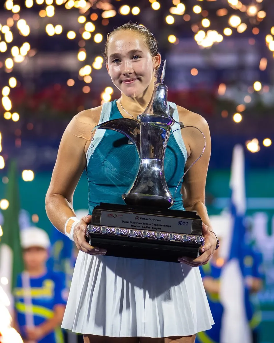Мирра Андреевой с главным трофеем теннисного турнира WTA 1000 в Дубае