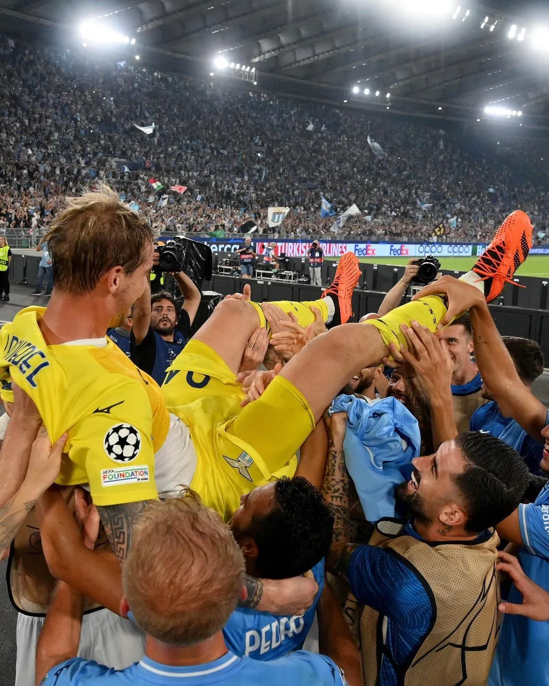 Партнёры качают Ивана Проведеля после матча. Фото: S.S. Lazio