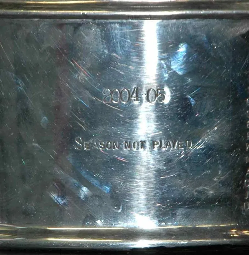 Надпись на Кубке Стэнли: «2004-05, Сезон не разыгрывался»