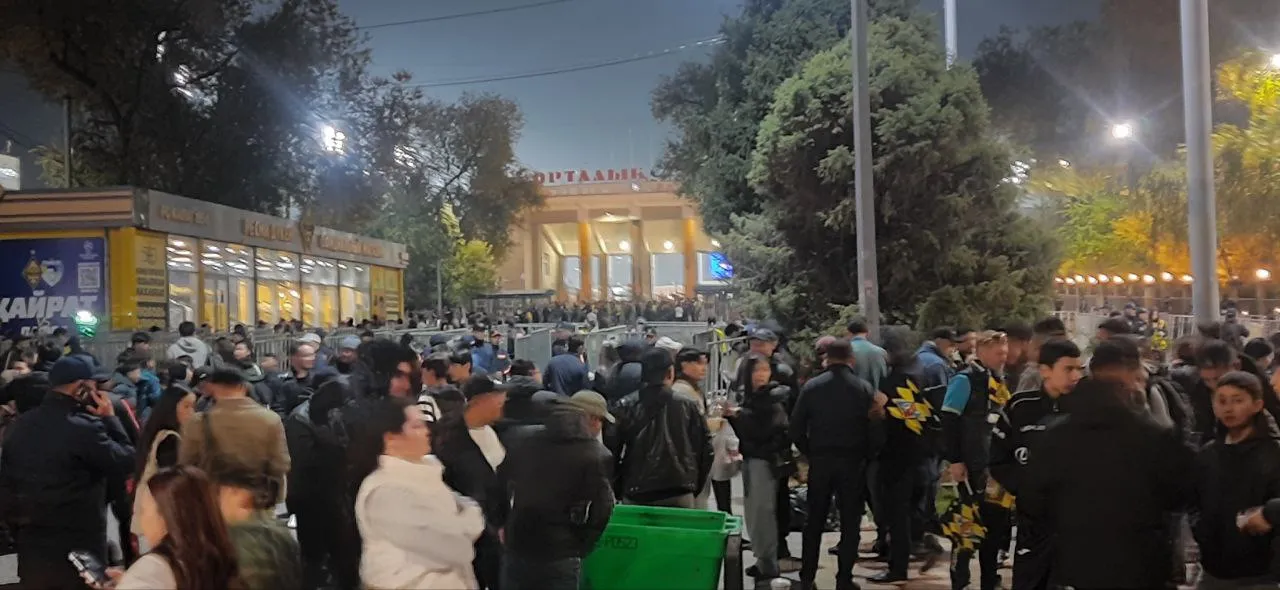 Болельщики перед входом на стадион. Фото автора